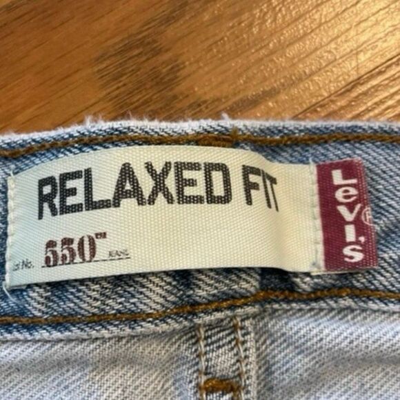 Levi's 550 Relaxed Straight Leg Jeans Blue Light Wash Distressed Denim 36x30 - Picture 8 of 10